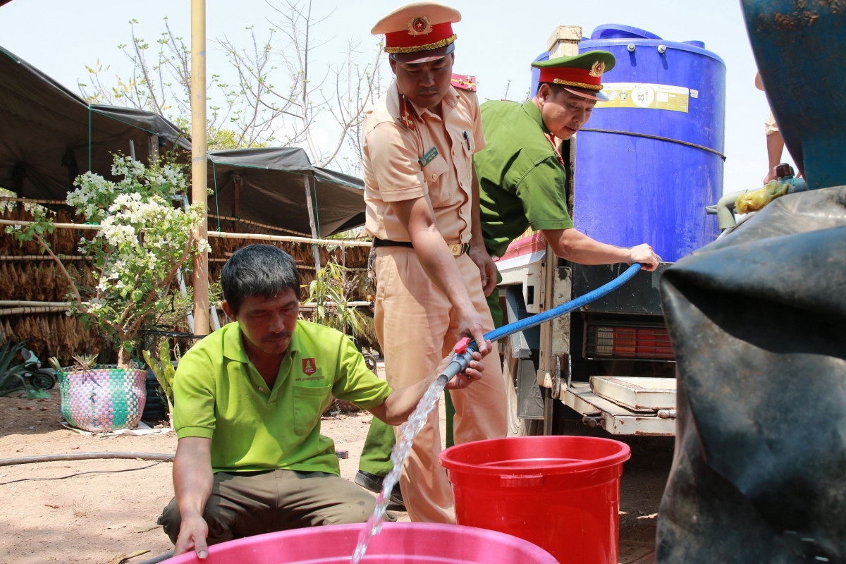 Bộ đội, Công an chở nước tiếp tế cho bà con vùng hạn Đắk Lắk